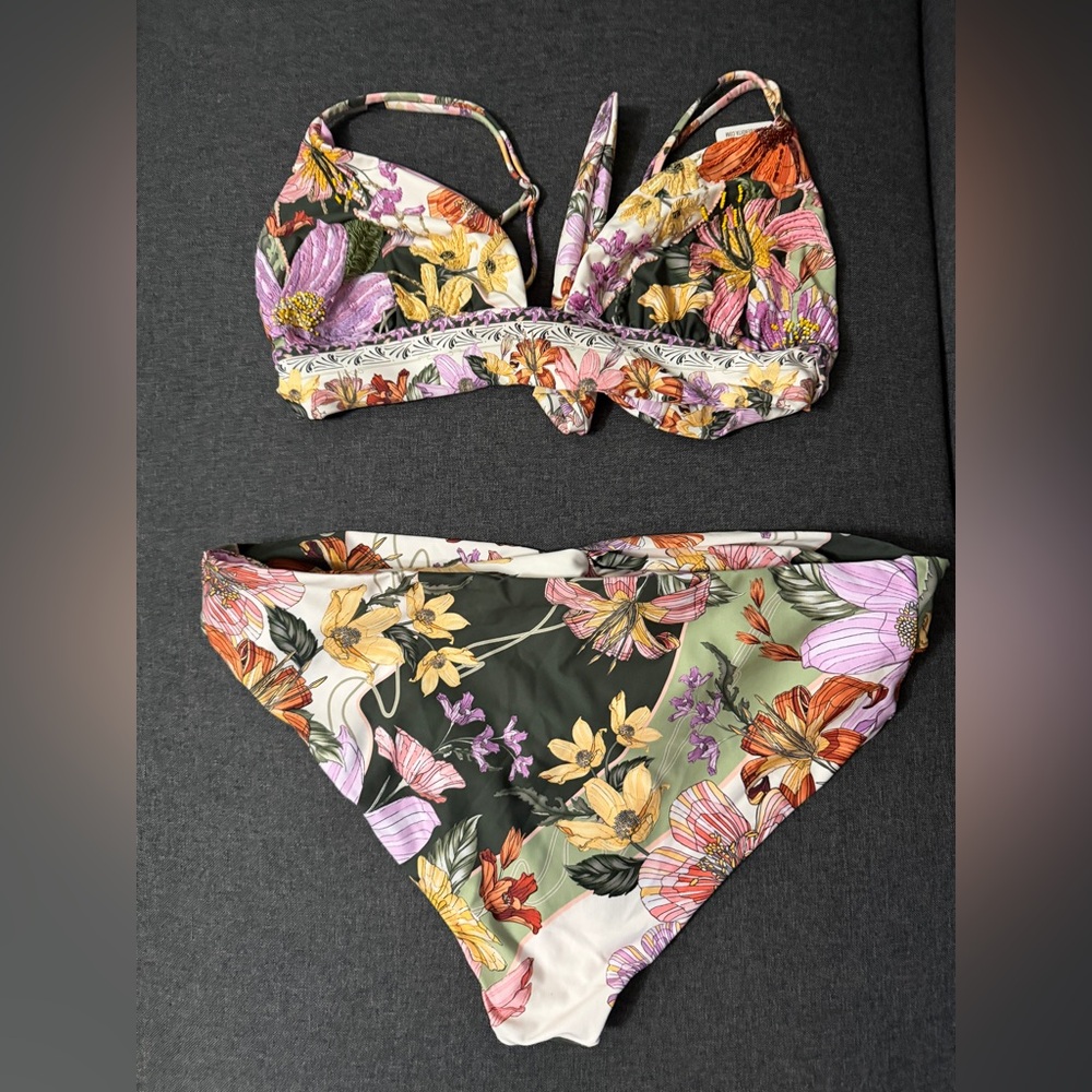NWT Agua Bendita
Bikini Top and Bottom set. Top 2XL Bottom 3XL
